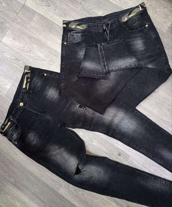 BlackRugged Jeans